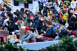 今天的上海，是蓝色的！申花球迷集体打开闪光灯庆祝冠军？